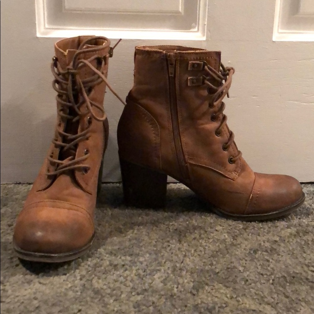Tie up, heeled boots